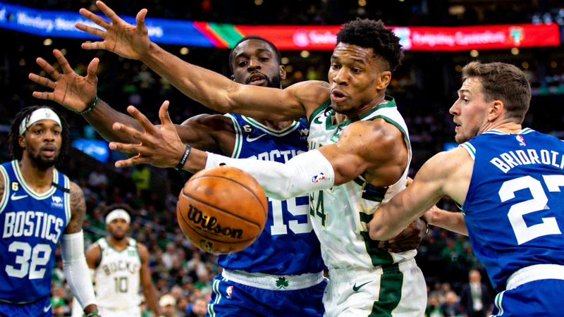NBA篮球赛直播画面，凯尔特人队与雄鹿队球员在防守端激烈对抗